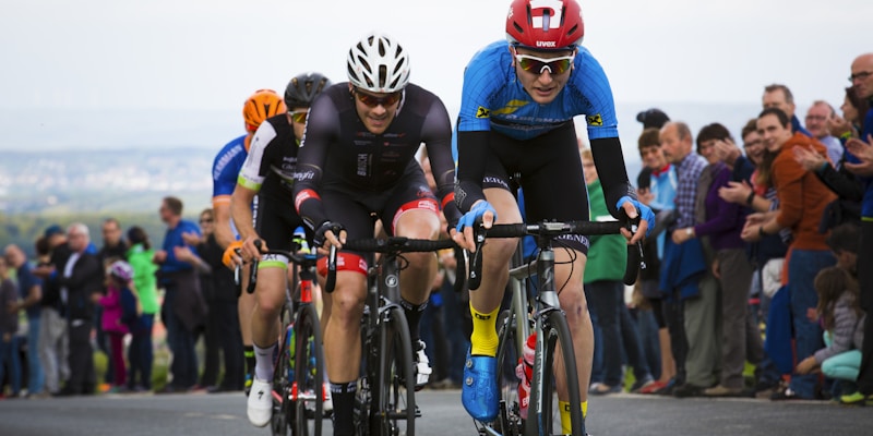 多设备同时播放不同体育赛事直播的画面