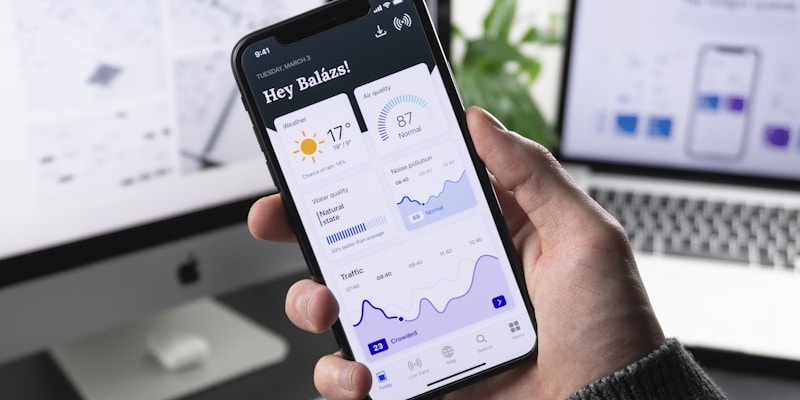 在线社区用户发帖互动与热烈讨论的界面模拟